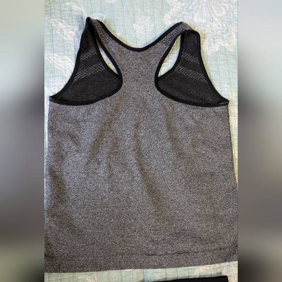 Gray Athletic Tank and Leggings Set. Size M? - Picture 2 of 10